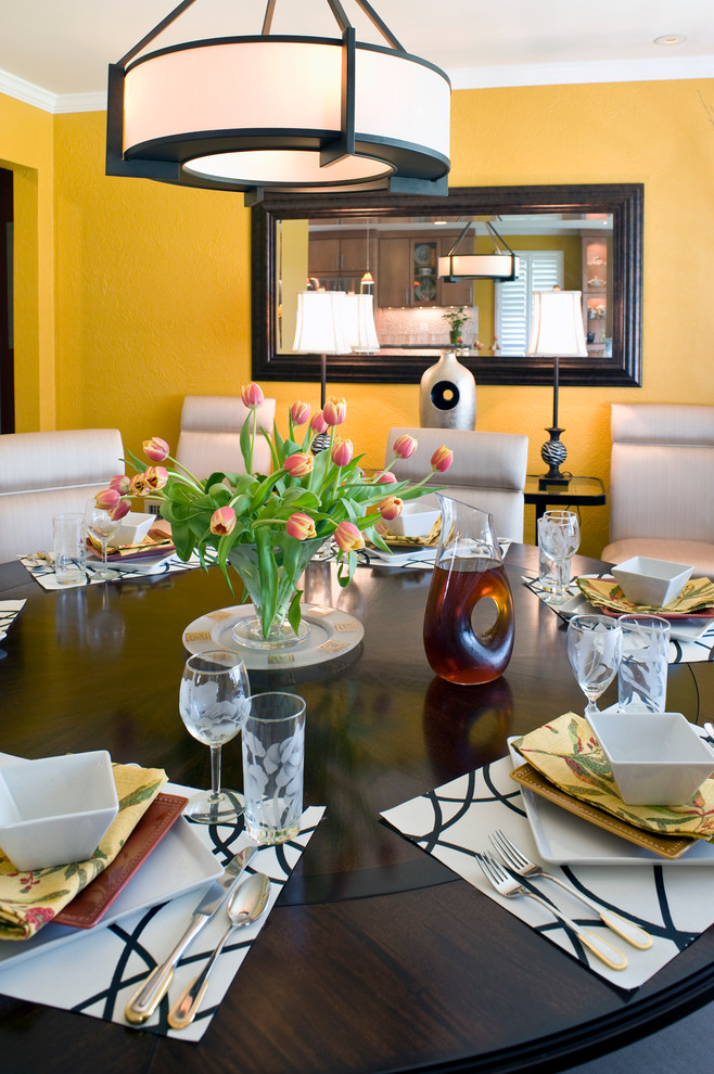 Пример оригинального дизайна: кухня-столовая среднего размера в современном стиле с желтыми стенами и паркетным полом среднего тона
