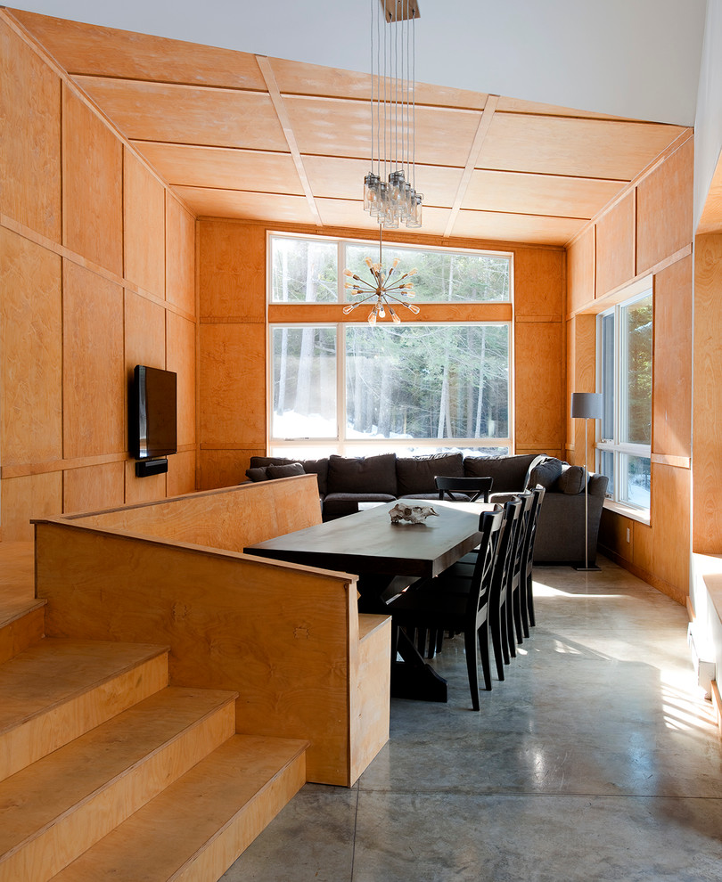 На фото: маленькая гостиная-столовая в современном стиле с бетонным полом и оранжевыми стенами для на участке и в саду с