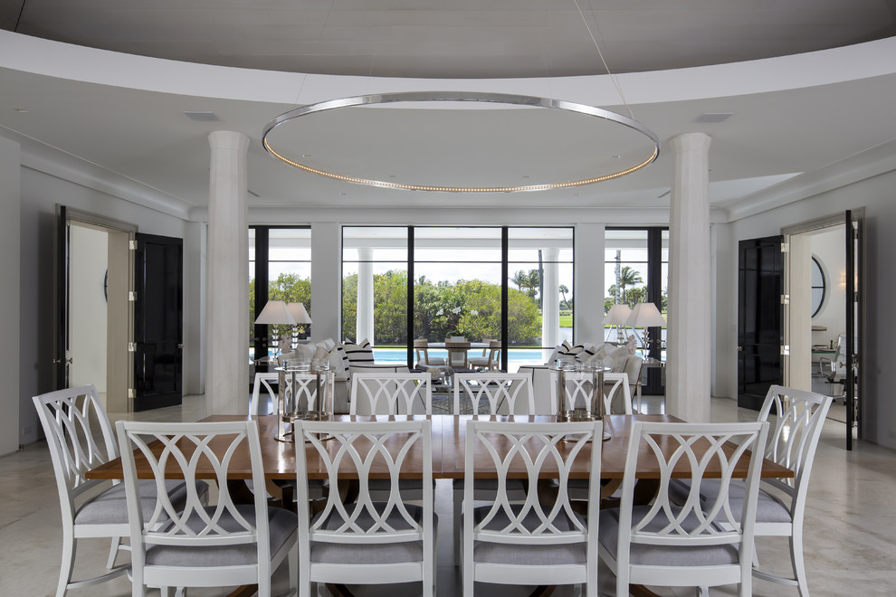 Geräumige Moderne Wohnküche ohne Kamin mit weißer Wandfarbe und Marmorboden in Miami