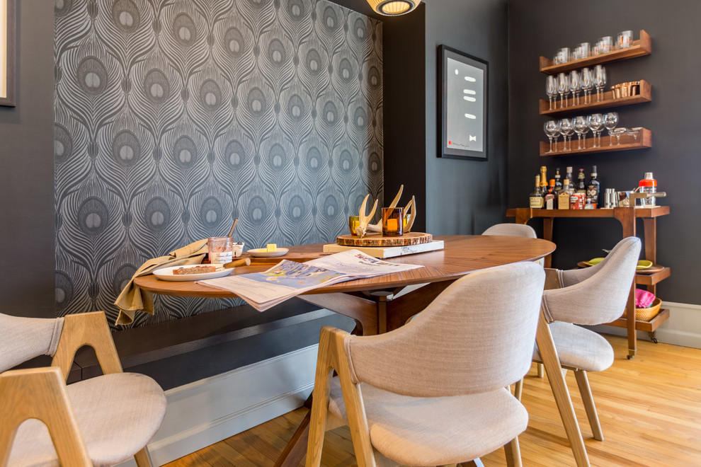 Esempio di una sala da pranzo aperta verso la cucina contemporanea di medie dimensioni con pareti grigie, parquet chiaro, nessun camino e pavimento beige