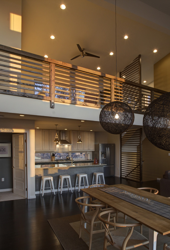 Esempio di una sala da pranzo aperta verso la cucina design con pareti marroni
