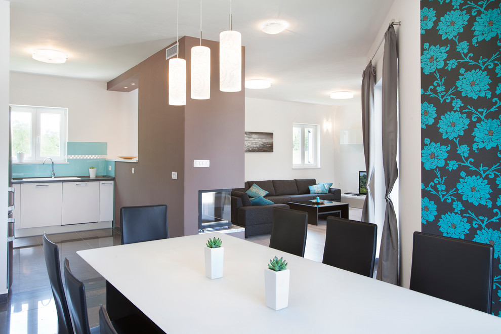 Cette image montre une salle à manger design avec un mur blanc et une cheminée standard.