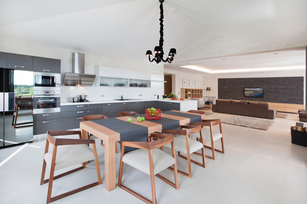 Esempio di una sala da pranzo aperta verso il soggiorno design con pareti bianche e pavimento beige