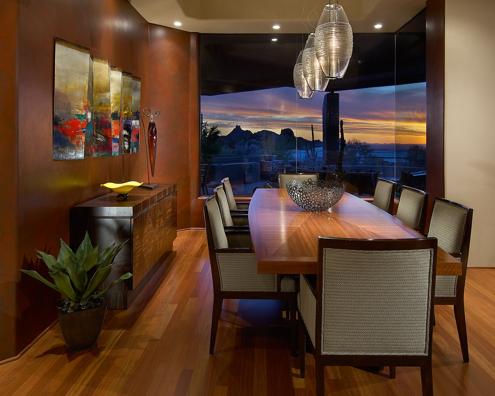 Modernes Esszimmer ohne Kamin mit braunem Holzboden und brauner Wandfarbe in Phoenix
