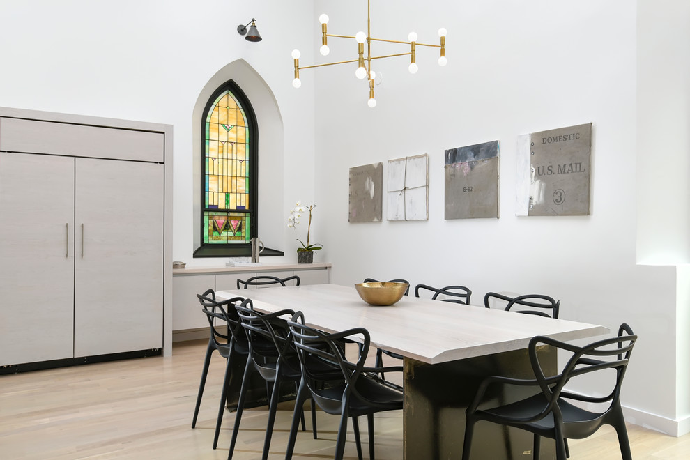 Idee per un'ampia sala da pranzo minimal con pareti bianche e parquet chiaro