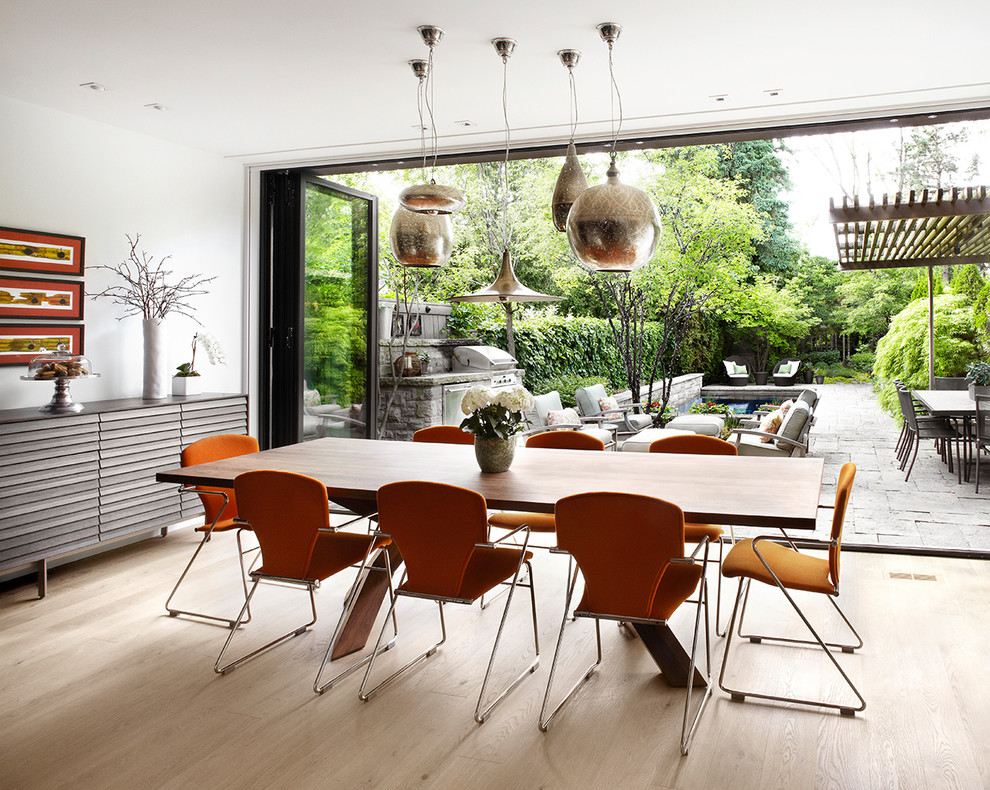 Immagine di una sala da pranzo minimal con parquet chiaro