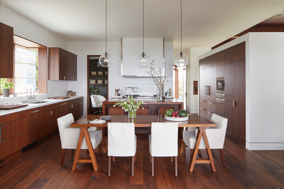 Idee per una grande sala da pranzo aperta verso la cucina contemporanea con pavimento in legno massello medio
