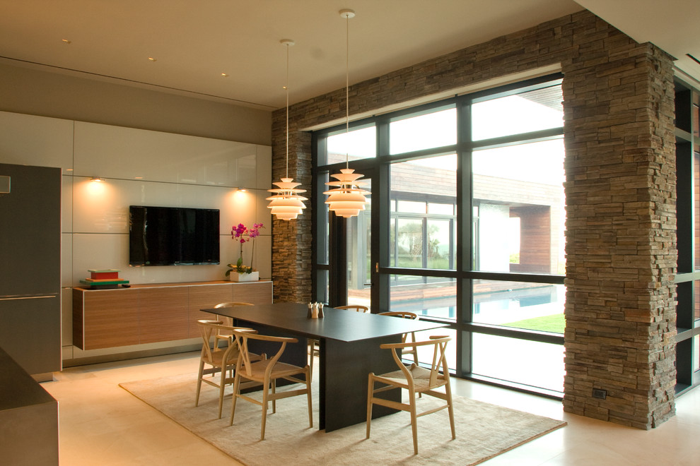 Immagine di una sala da pranzo design con pareti beige e parquet chiaro