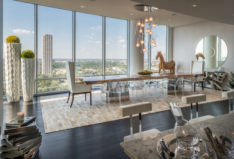 Großes, Offenes Modernes Esszimmer ohne Kamin mit grauer Wandfarbe und dunklem Holzboden in Houston