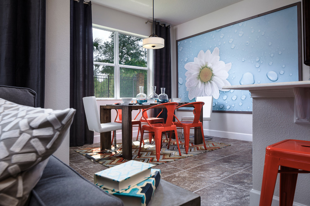 Пример оригинального дизайна: гостиная-столовая в современном стиле с серыми стенами