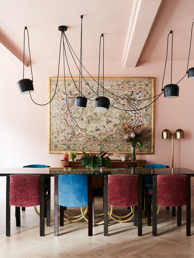Idee per una grande sala da pranzo minimal chiusa con pareti rosa, parquet chiaro, nessun camino e pavimento beige