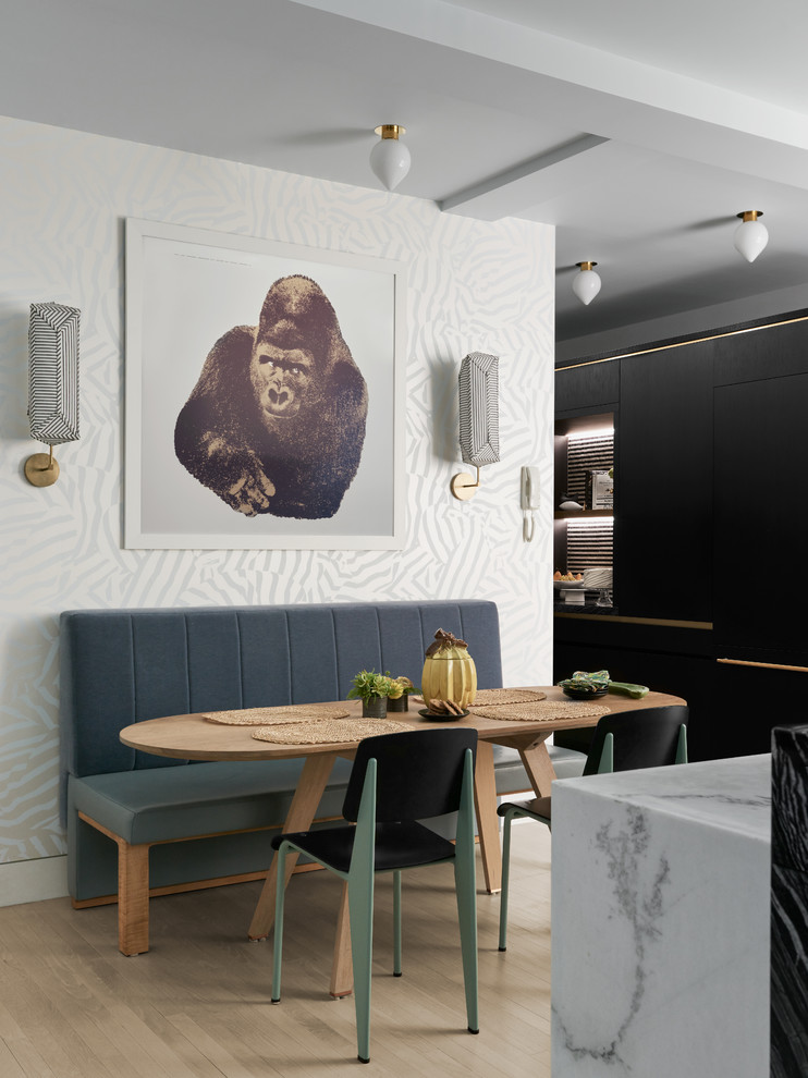 Immagine di una grande sala da pranzo aperta verso la cucina design con parquet chiaro e pavimento beige