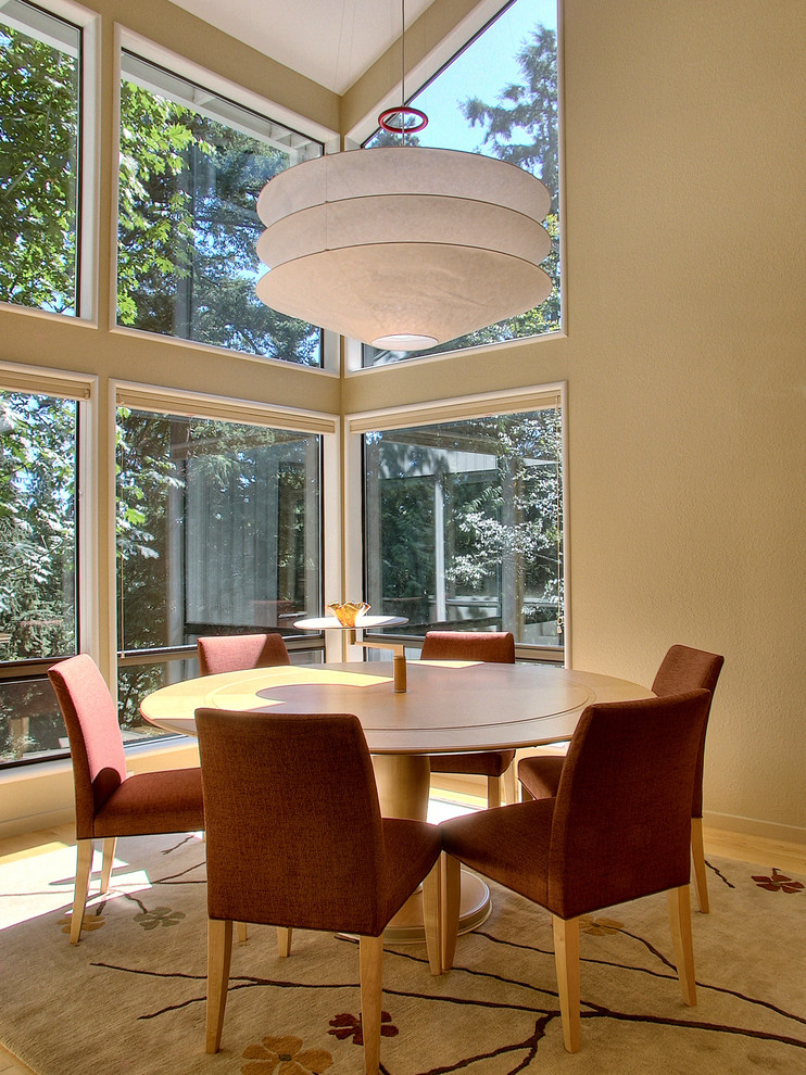 Foto di una sala da pranzo minimal con pareti beige e pavimento in legno massello medio