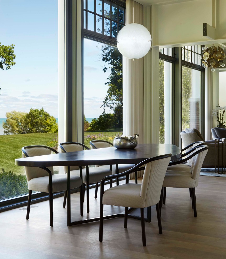 Ispirazione per una sala da pranzo aperta verso il soggiorno classica con parquet chiaro e pavimento beige