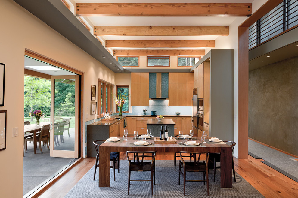 Mittelgroße Moderne Wohnküche mit beiger Wandfarbe und braunem Holzboden in Portland
