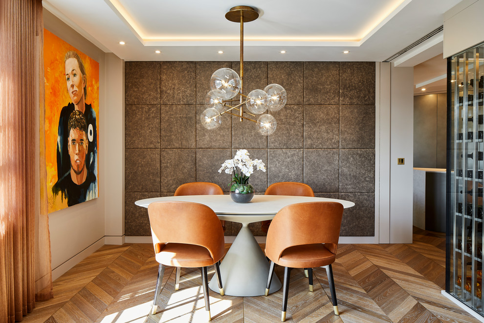Идея дизайна: столовая в современном стиле с серыми стенами, паркетным полом среднего тона и коричневым полом