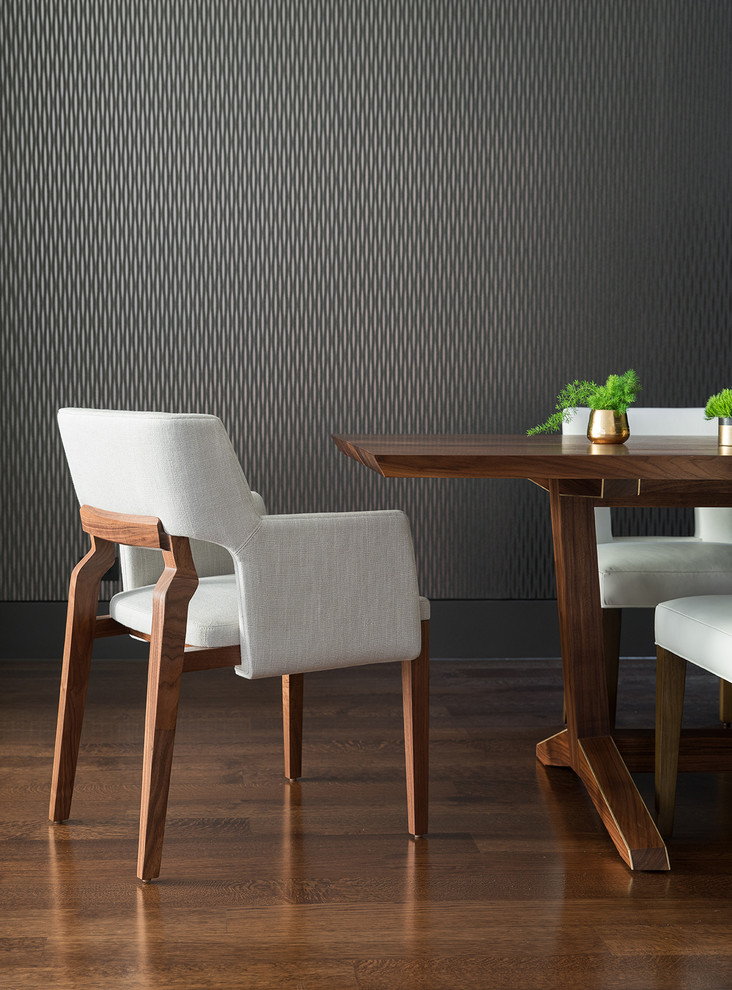 Exemple d'une salle à manger tendance avec un sol en bois brun et un mur gris.