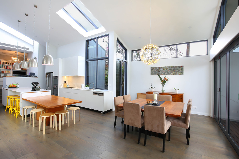 Стильный дизайн: кухня-столовая среднего размера в современном стиле с белыми стенами и паркетным полом среднего тона без камина - последний тренд