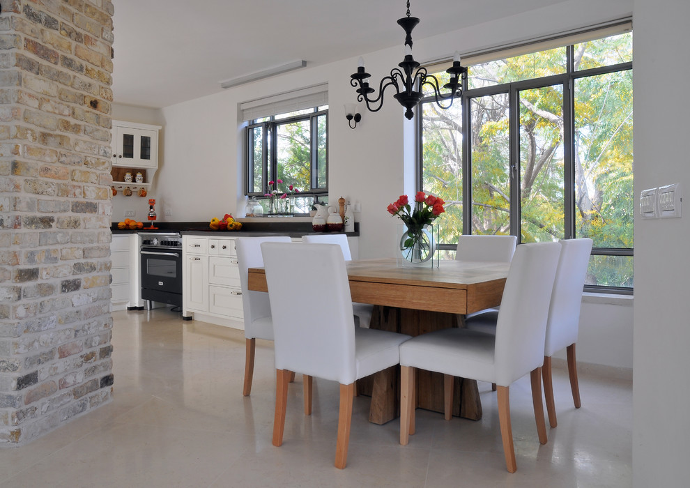 Cette image montre une salle à manger design avec un mur blanc.