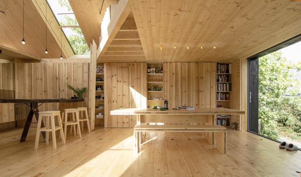 Moderne Wohnküche mit hellem Holzboden in Cornwall