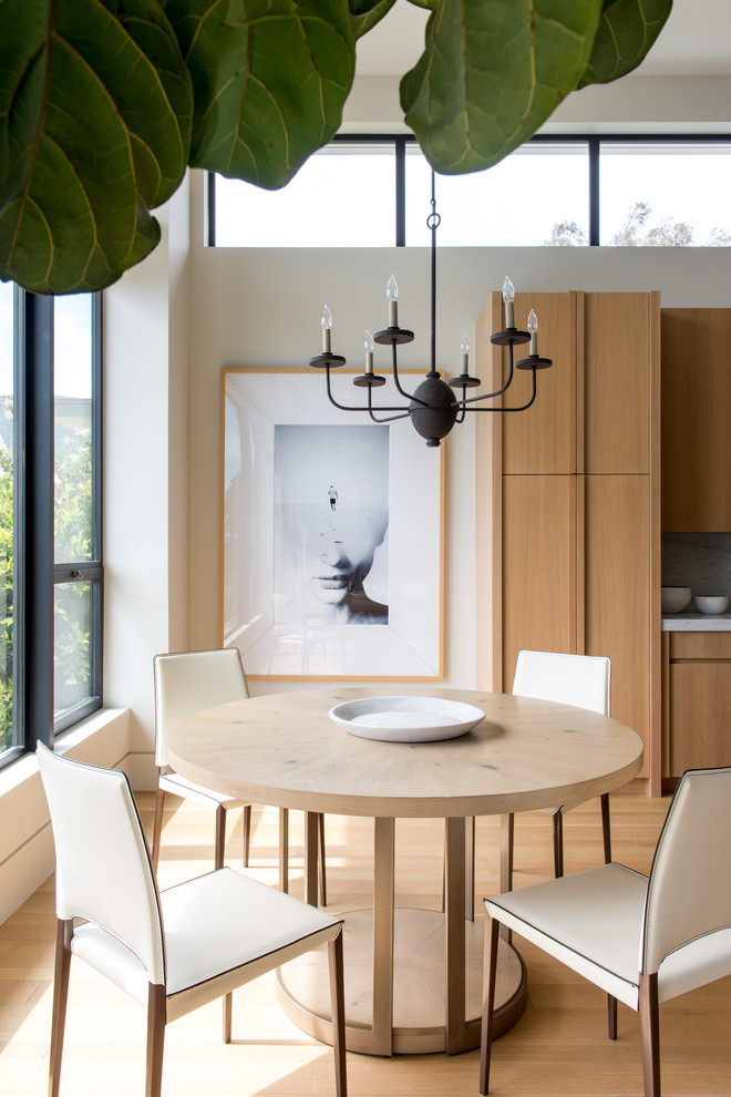 Kleine Moderne Wohnküche ohne Kamin mit weißer Wandfarbe, hellem Holzboden und beigem Boden in Los Angeles
