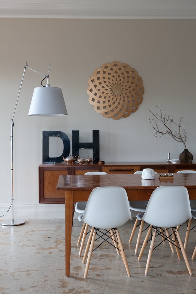 Идея дизайна: столовая в современном стиле с бетонным полом