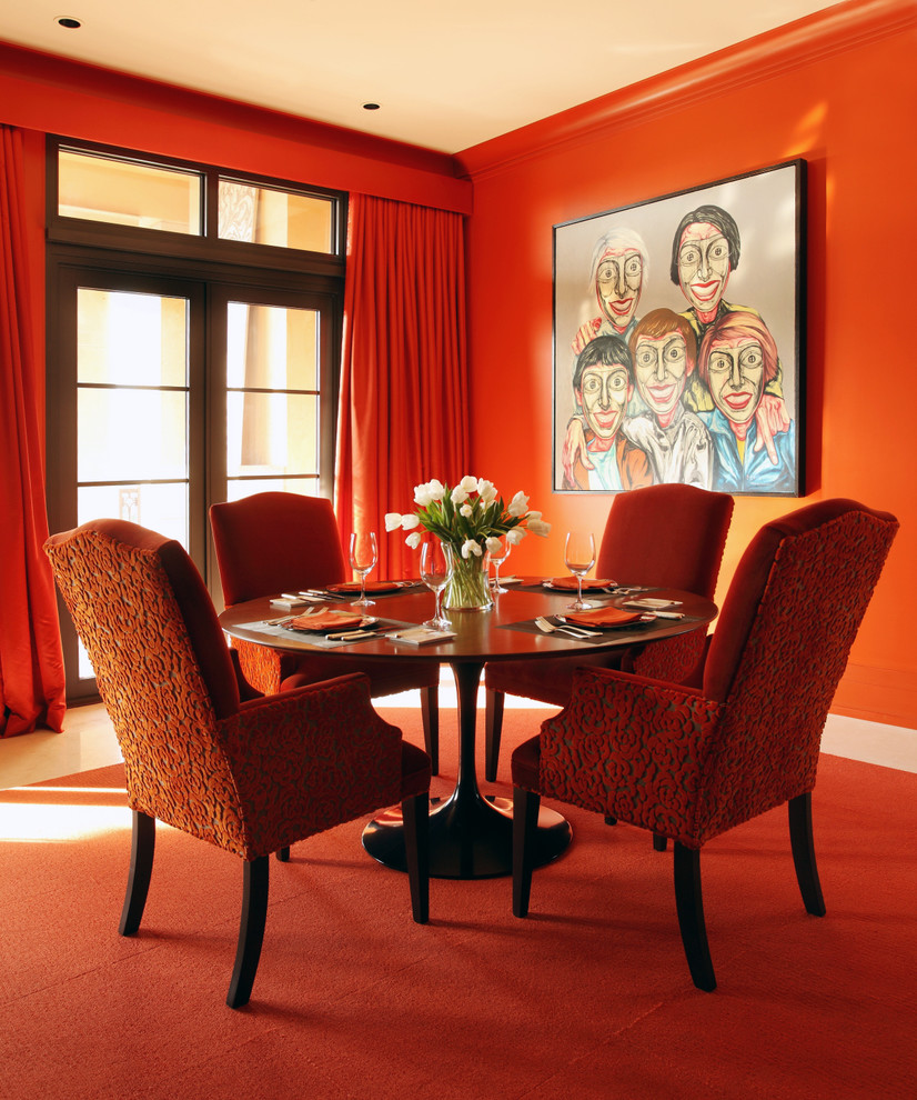 Réalisation d'une salle à manger design avec un mur rouge, moquette et un sol orange.
