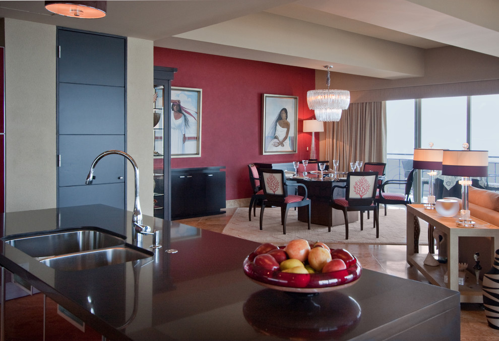 Свежая идея для дизайна: гостиная-столовая среднего размера в современном стиле с красными стенами, ковровым покрытием и бежевым полом - отличное фото интерьера