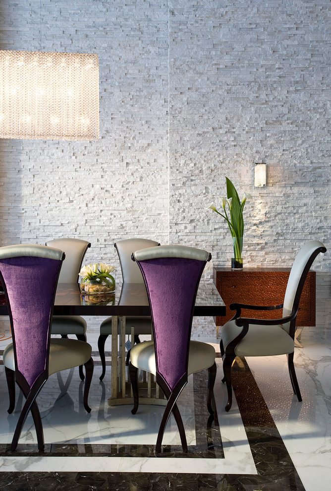Réalisation d'une salle à manger design avec un mur blanc, un sol en marbre et un sol multicolore.