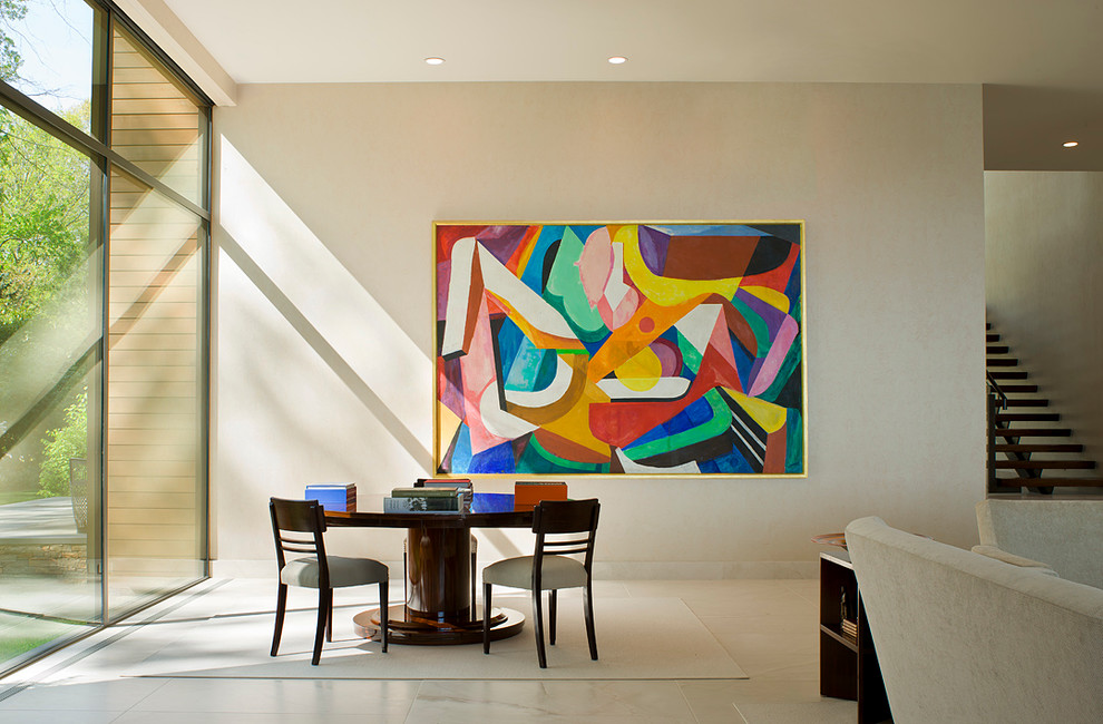 Modernes Esszimmer mit beiger Wandfarbe in New York