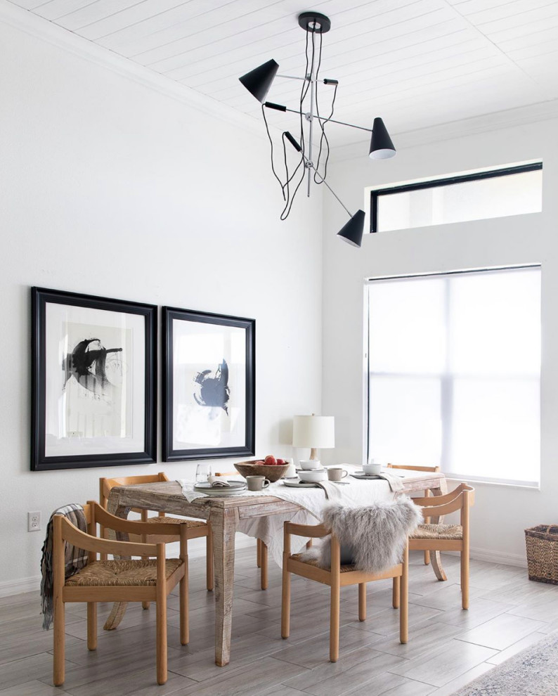 Immagine di una grande sala da pranzo aperta verso il soggiorno design con pareti bianche, pavimento in gres porcellanato, pavimento grigio e soffitto in perlinato