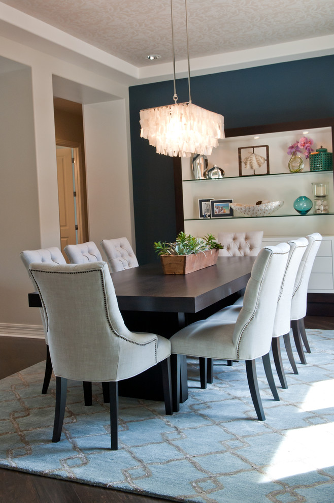 Immagine di una sala da pranzo minimal con pareti blu e parquet scuro