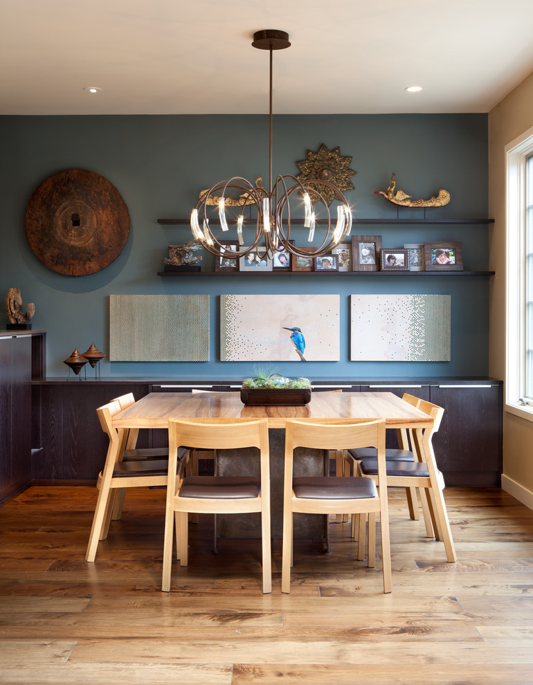 Foto de comedor contemporáneo con paredes azules y suelo de madera clara