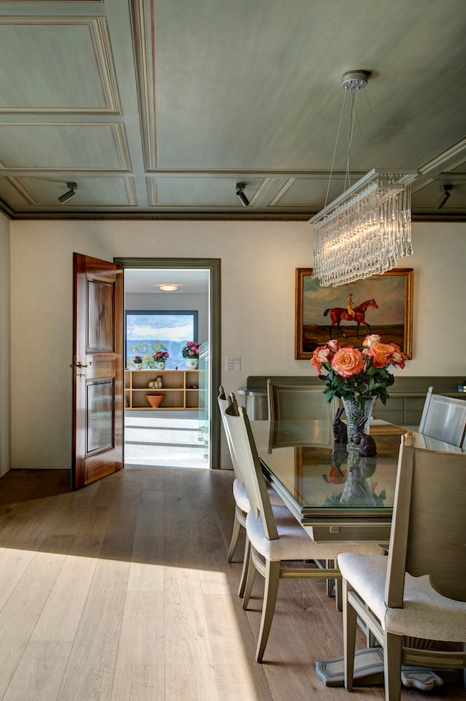 Diseño de comedor contemporáneo cerrado con paredes beige y suelo de madera en tonos medios