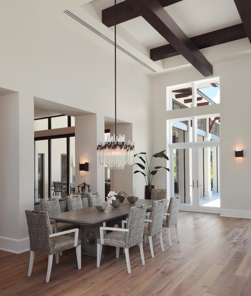 Aménagement d'une salle à manger contemporaine avec un mur beige et un sol en bois brun.