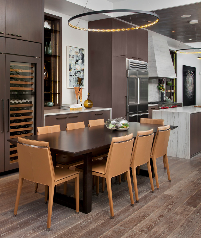 Свежая идея для дизайна: кухня-столовая в современном стиле с паркетным полом среднего тона без камина - отличное фото интерьера