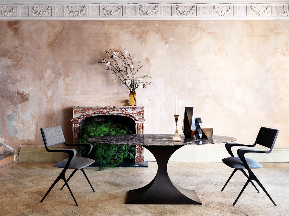 Foto di una grande sala da pranzo aperta verso la cucina contemporanea con parquet chiaro, camino classico, cornice del camino in pietra e pareti beige