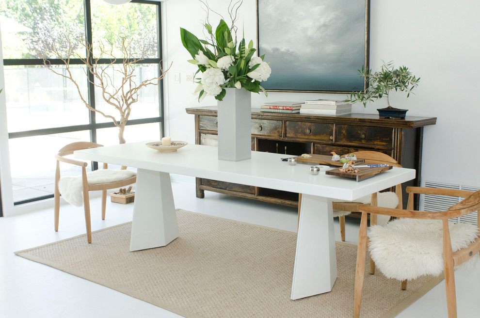 Стильный дизайн: столовая в современном стиле с белыми стенами - последний тренд