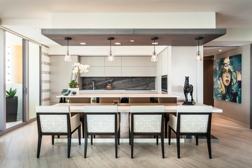 Moderne Wohnküche mit beigem Boden in Los Angeles
