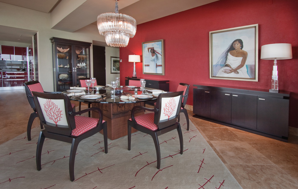 Пример оригинального дизайна: гостиная-столовая среднего размера в современном стиле с красными стенами, мраморным полом и бежевым полом без камина