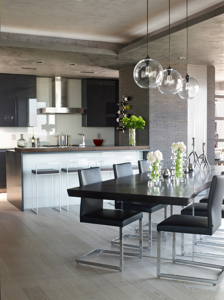 Стильный дизайн: кухня-столовая в современном стиле с светлым паркетным полом - последний тренд