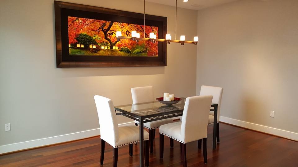 Foto di una sala da pranzo aperta verso la cucina minimal di medie dimensioni con parquet scuro, nessun camino, pareti beige e pavimento marrone