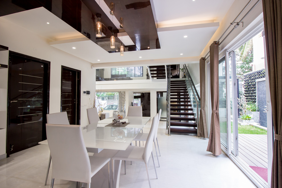 Inspiration pour une grande salle à manger ouverte sur la cuisine design avec un mur blanc et un sol en marbre.