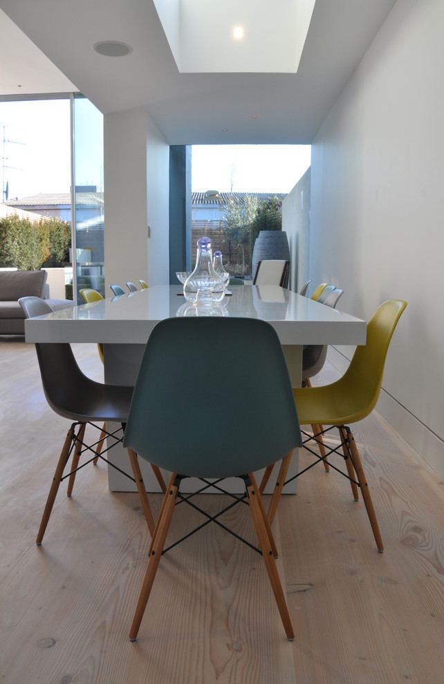 Cette image montre une salle à manger design.