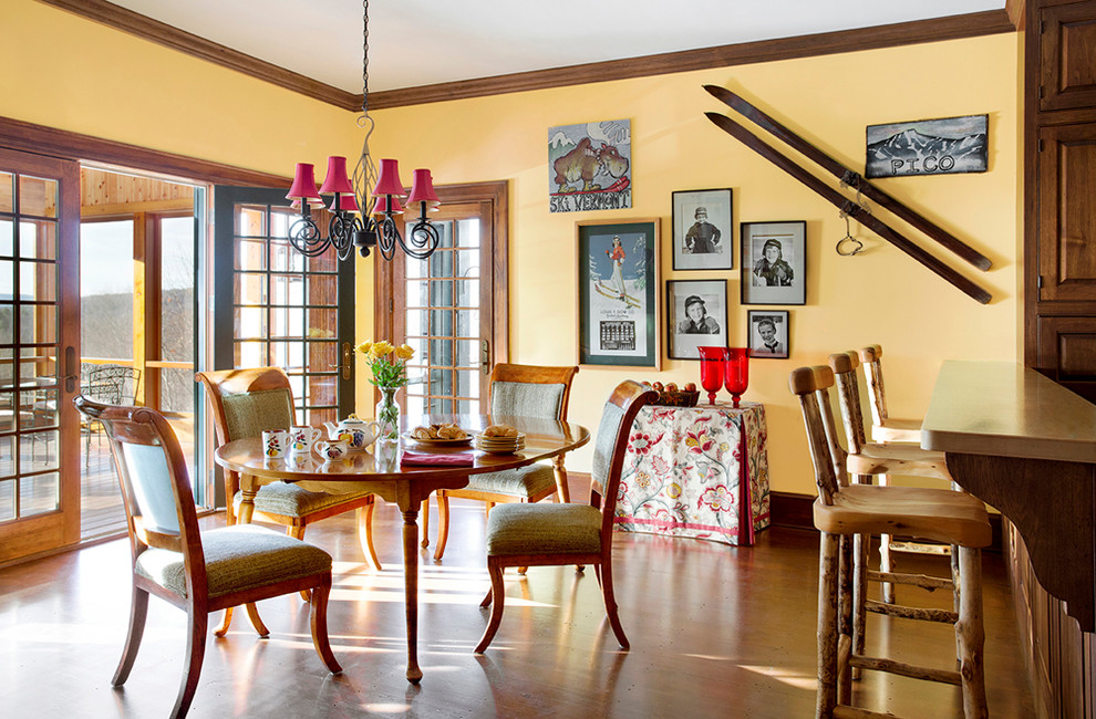 Ejemplo de comedor de cocina clásico con paredes amarillas y suelo de madera en tonos medios