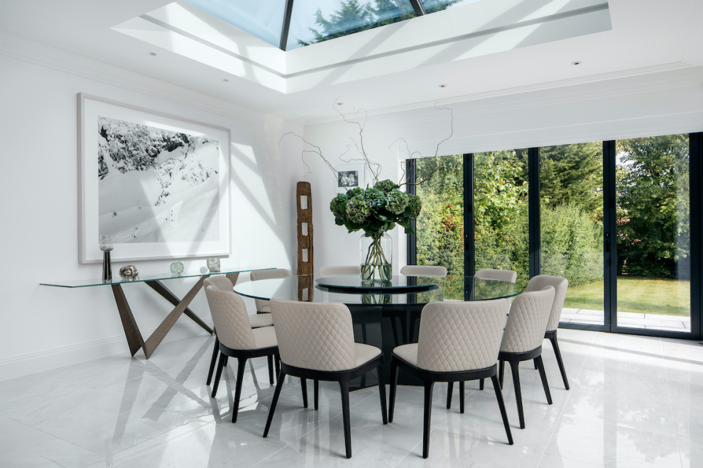 Immagine di una grande sala da pranzo aperta verso il soggiorno minimal con pareti bianche, pavimento bianco e pavimento in marmo