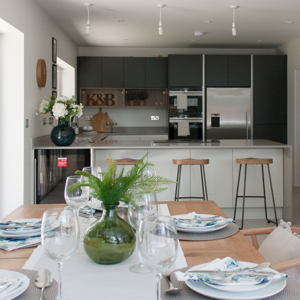 Imagen de comedor de cocina minimalista de tamaño medio con paredes blancas, suelo de baldosas de porcelana y suelo beige