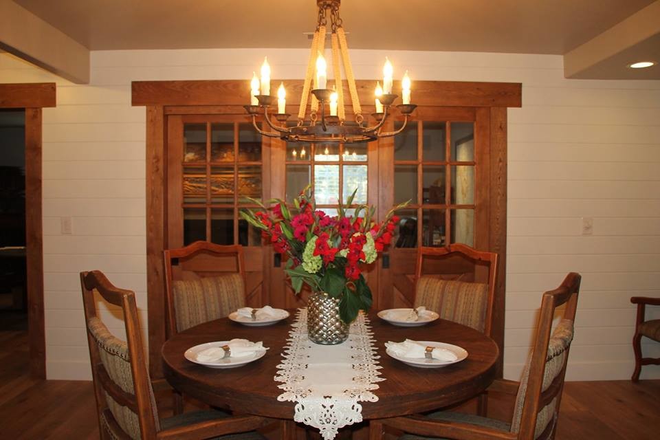 Ejemplo de comedor de estilo de casa de campo con paredes grises y suelo de madera clara