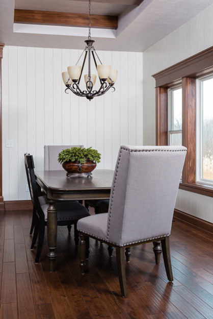 Cette photo montre une salle à manger ouverte sur la cuisine romantique de taille moyenne avec un mur blanc, un sol en bois brun, aucune cheminée et un sol marron.