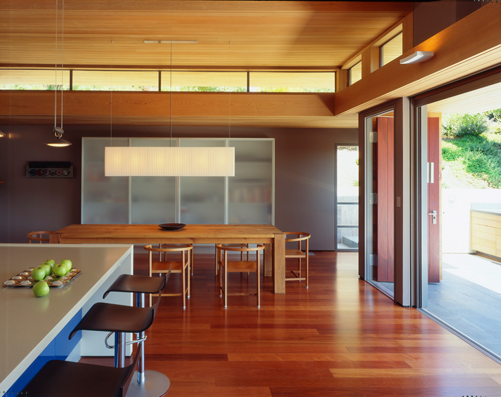 Источник вдохновения для домашнего уюта: большая гостиная-столовая в современном стиле с серыми стенами, паркетным полом среднего тона, коричневым полом и деревянным потолком